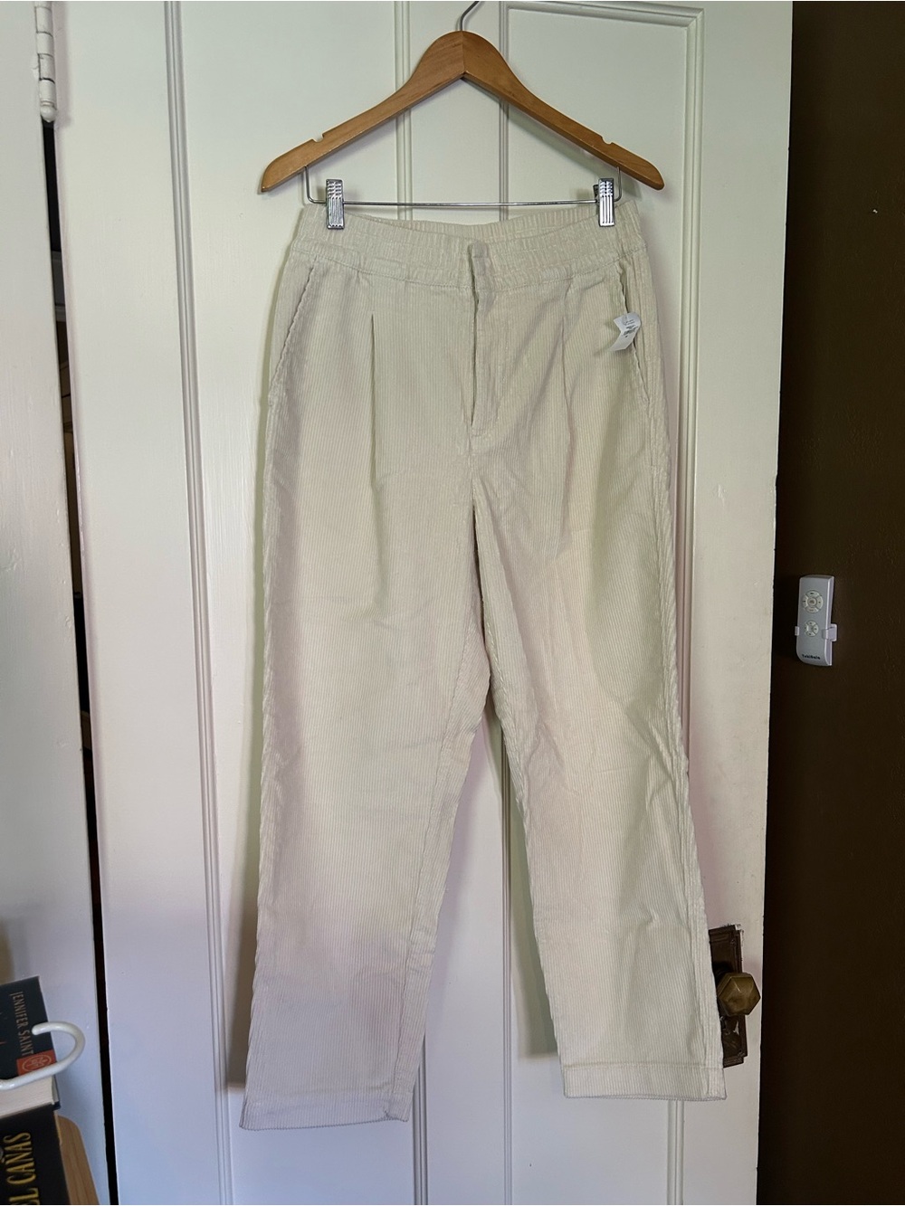 NWT GAP Women’s Cream Corduroy Pants in Size Medium